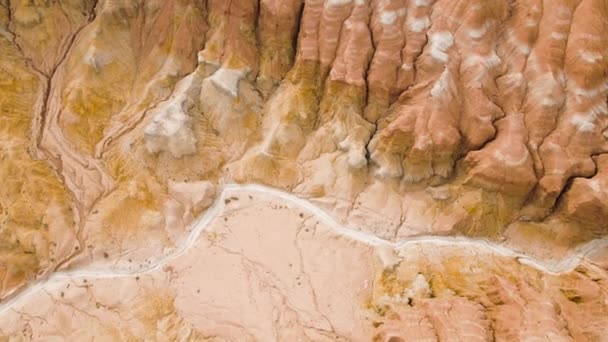 Drone Aérien Canyon Désert Des Montagnes Rouges Jaunes Rayées Surréalistes — Video