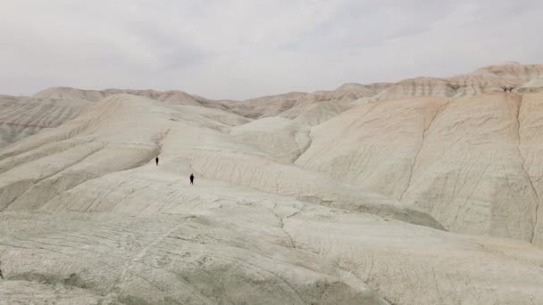 Luftaufnahme Der Schlucht Und Wüste Mit Surreal Gestreiften Weiß Gelben — Stockvideo