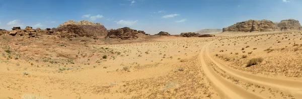 小山和路在 wadi rum 沙漠，约旦 — 图库照片