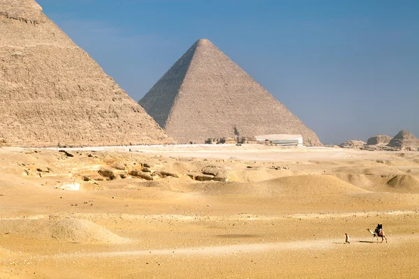 Weergave van de piramides in de buurt van cairo stad in Egypte — Stockfoto