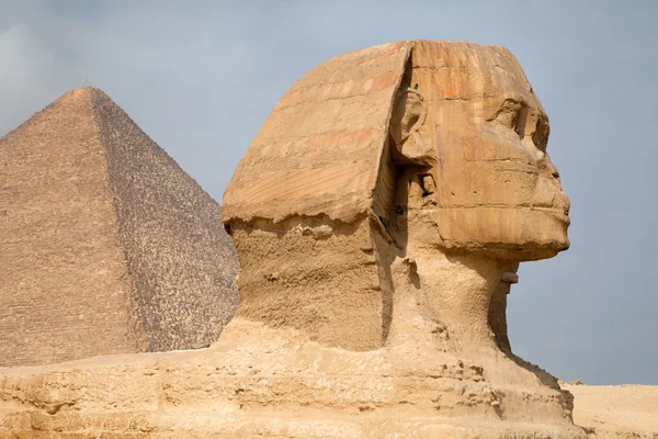 Uitzicht op de sphinx en piramide van Chefren, cairo, Egypte — Stockfoto