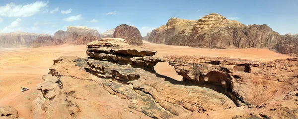 Natürliche Felsbrücke und Blick auf die Wüste Wadi Rum, Jordanien Stockfoto