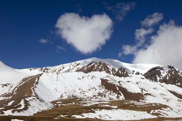 Vista das montanhas com nuvens como um coração em forma Fotos De Bancos De Imagens