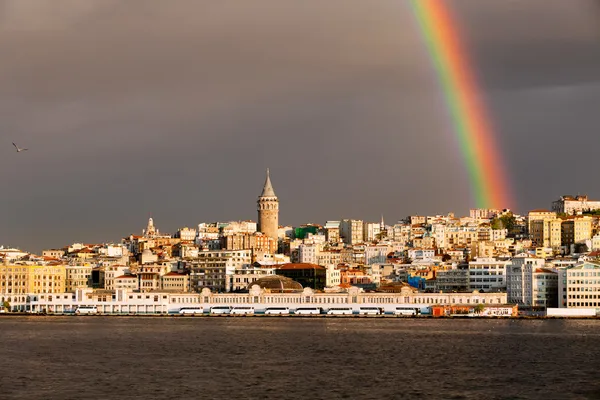 Vista do Bósforo e da Torre Galata na cidade de Istambul, Turquia — Fotografia de Stock