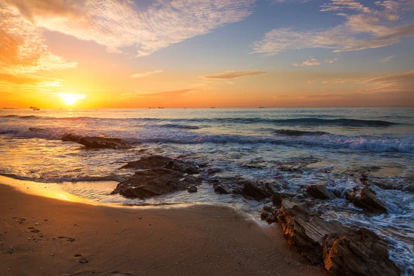 Schöner Sonnenuntergang am Strand lizenzfreie Stockbilder