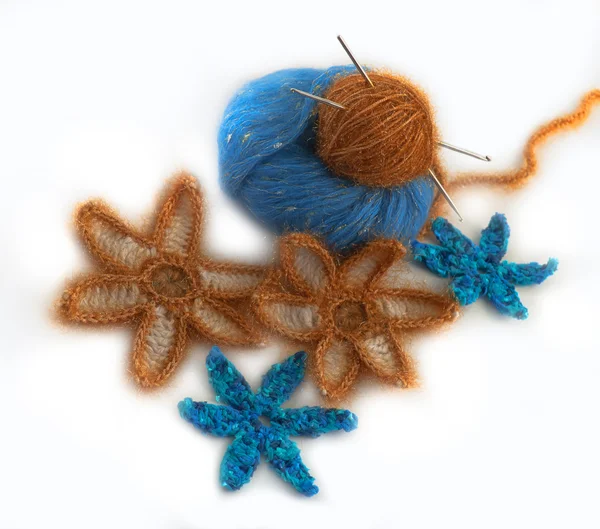 人工・自然の糸のかぎ針編みの花 — ストック写真