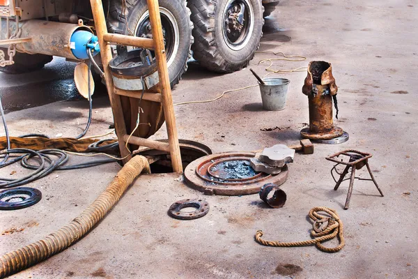 Ремонт гнилых канализационных труб — стоковое фото