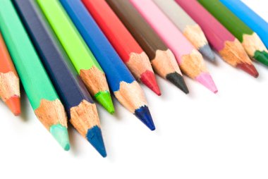 renkli kalemler üzerinde beyaz izole