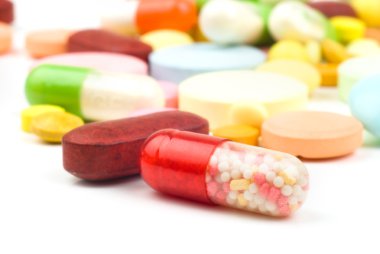 Beyaz arka planda izole edilmiş haplar