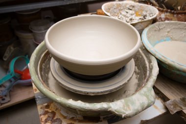 çember üzerindeki toprak kavanozu