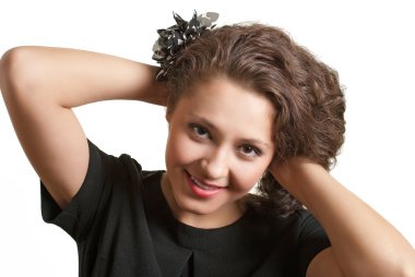 beyaz zemin üzerinde çekici gülümseyen kadın portresi