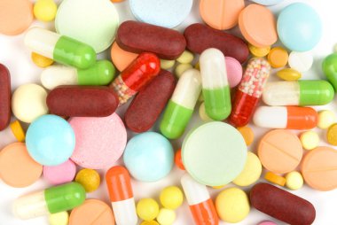 Beyaz arka planda izole edilmiş haplar