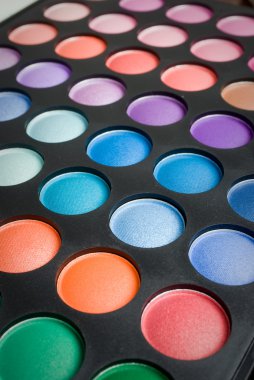 kalıcı makyaj göz gölgeler