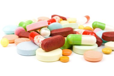 Beyaz arka planda izole edilmiş haplar