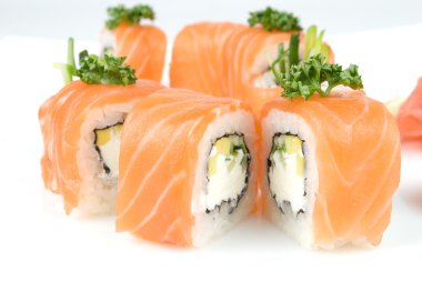 Suşi beyaza izole edilmiş.