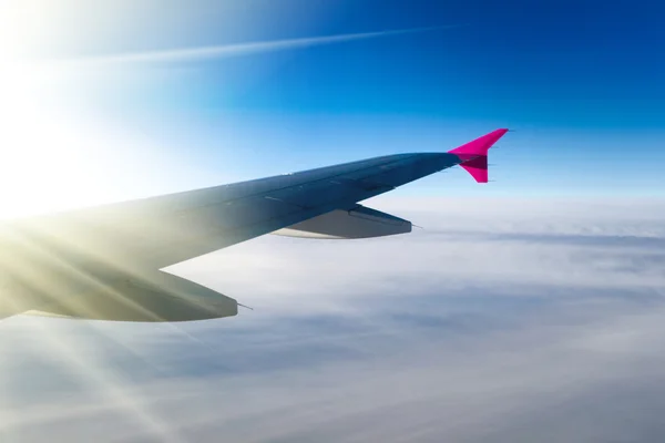 Vista del ala del avión jet con patrones de nubes —  Fotos de Stock
