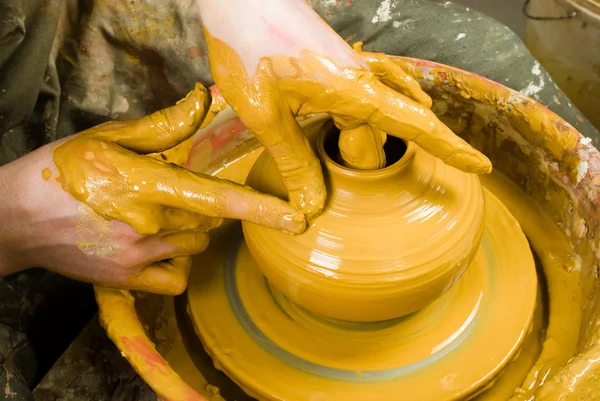 Hands of a potter, creating an earthen jar of white clay — Stock Photo, Image