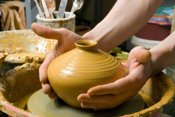 Mani di un vasaio, creando un vaso di terra — Foto Stock