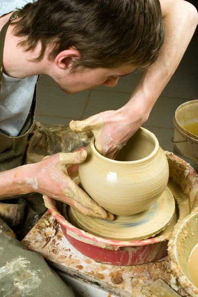 Ruce hrnčíře, vytváří hliněné nádoby z bílé hlíny — Stock fotografie