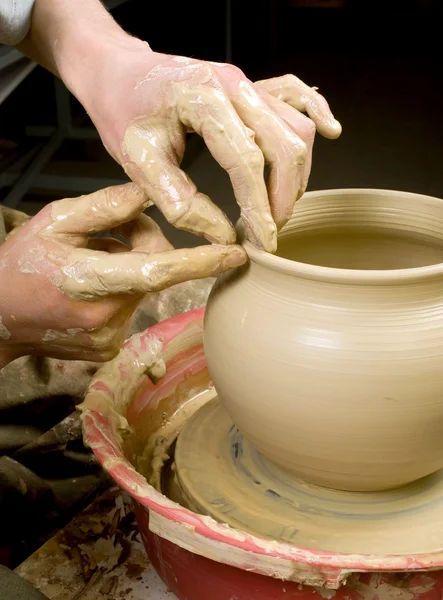 Handen van een pottenbakker, maken een aarden pot van witte klei — Stockfoto