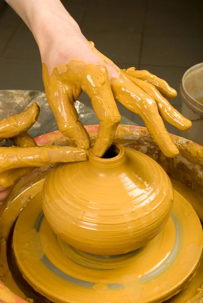 Mani di un vasaio, creando un vaso di terra di argilla rossa — Foto Stock