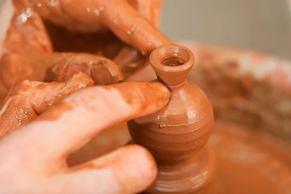 Tangan dari pembuat tembikar, menciptakan kendi tanah pada lingkaran — Stok Foto