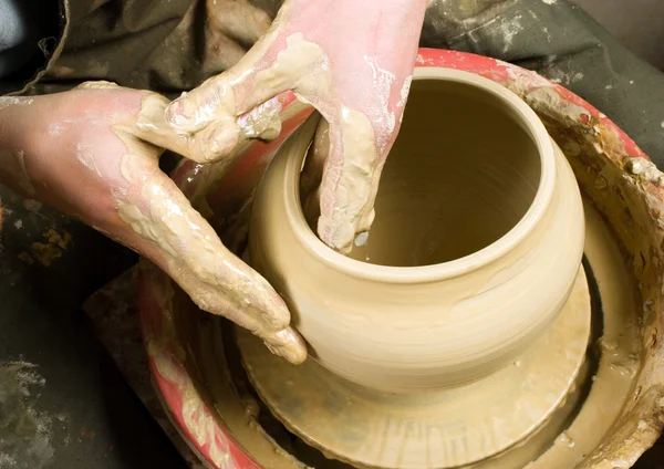 Hands of a potter, creating an earthen jar of white clay — Stock Photo, Image