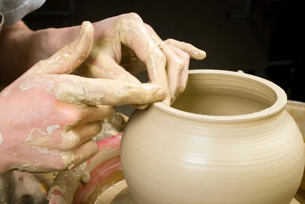 Mani di un vasaio, creando un vaso di terra di argilla bianca — Foto Stock
