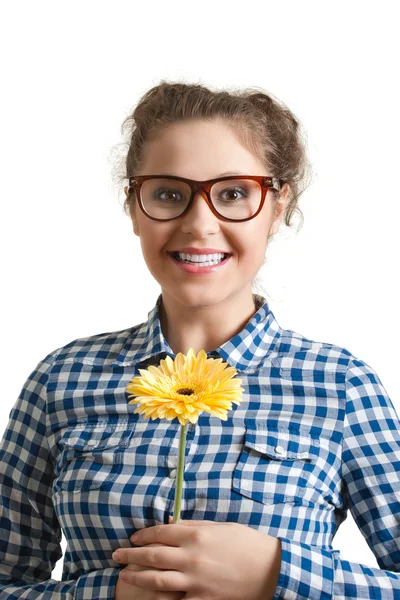Portret van aantrekkelijk meisje in glazen met bloem — Stockfoto