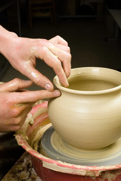 Mains d'un potier, créant un pot de terre d'argile blanche — Photo