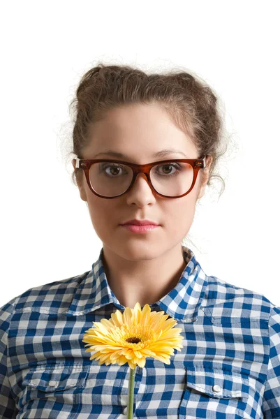Retrato de menina atraente em óculos com flor — Fotografia de Stock