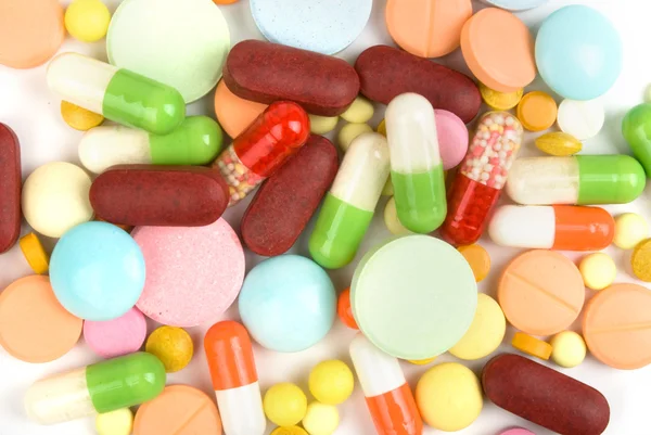 Pillole isolate su sfondo bianco — Foto Stock