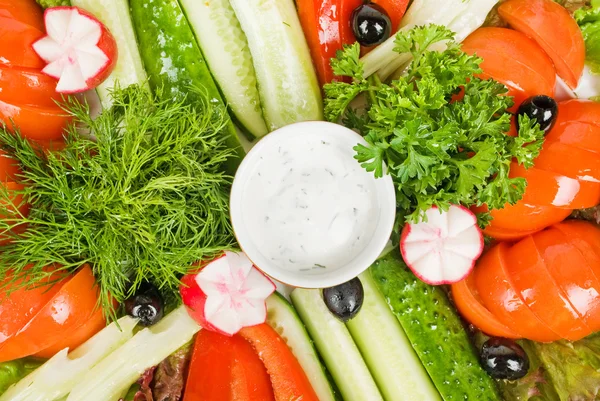 Ensalada aislada en blanco — Foto de Stock