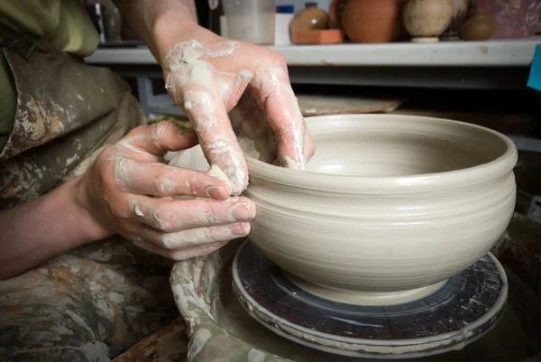 Handen van een pottenbakker, het creëren van een aarden pot op de cirkel — Stockfoto