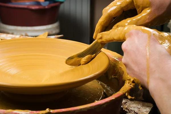 Handen van een pottenbakker, het creëren van een aarden kruik — Stockfoto