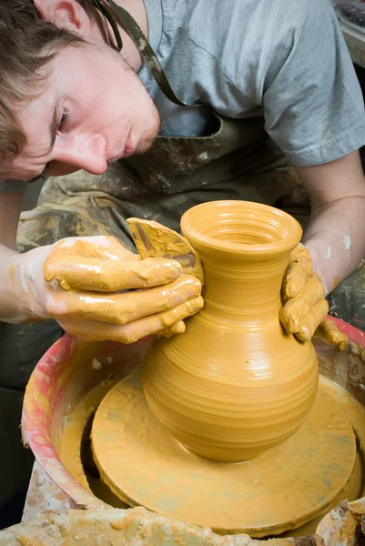 Handen van een pottenbakker, het creëren van een aarden pot op de cirkel — Stockfoto