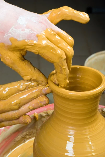 Handen van een pottenbakker, het creëren van een aarden pot op de cirkel — Stockfoto