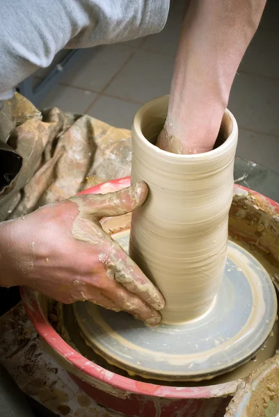 Mani di un vasaio, creando un vaso di terra sul cerchio — Foto Stock