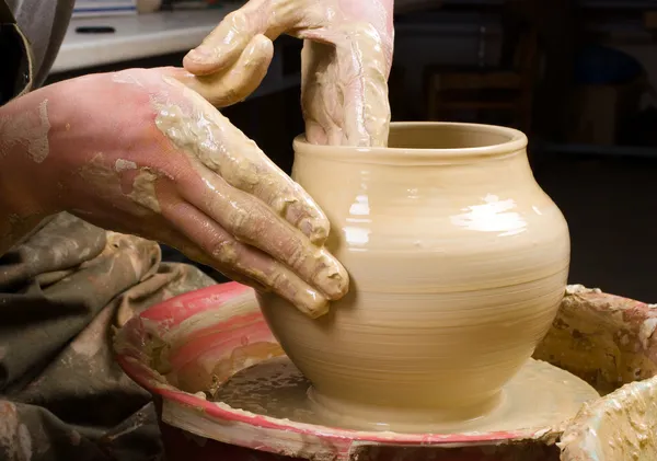 Hands of a potter, creating an earthen jar of white clay — Stock Photo, Image