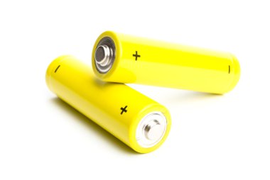 Beyaz arka plan üzerinde izole sarı alkalin piller