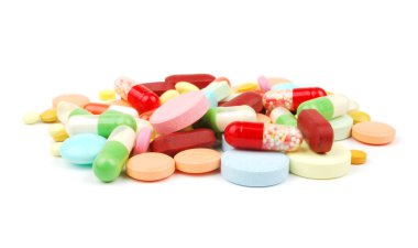 Beyaz arka planda izole edilmiş haplar