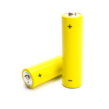 Beyaz arka plan üzerinde izole sarı alkalin piller