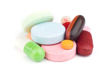 Beyaz arka planda izole edilmiş haplar