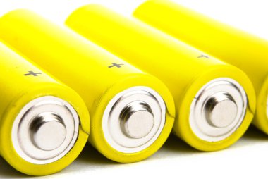 Beyaz arka plan üzerinde izole sarı alkalin piller