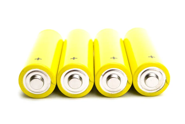 Žlutá alkalické baterie izolovaných na bílém pozadí — Stock fotografie