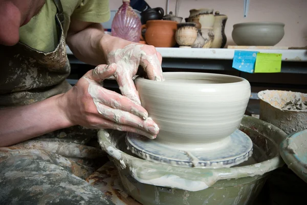 Mani di un vasaio, creando un vaso di terra sul cerchio — Foto Stock