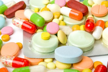 Beyaz arka planda izole edilmiş haplar