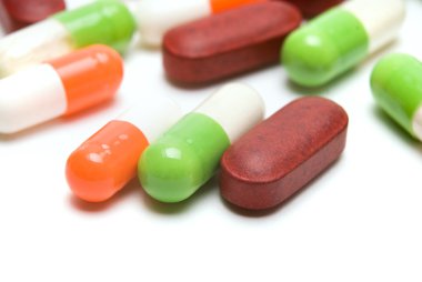 Beyaz arka planda izole edilmiş haplar