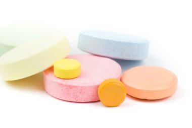 Beyaz arka planda izole edilmiş haplar