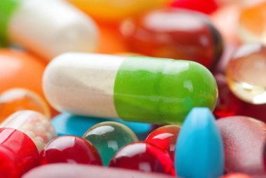 Beyaz arka planda izole edilmiş haplar